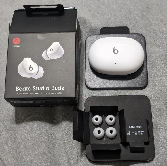 White beats studio buds - like new!